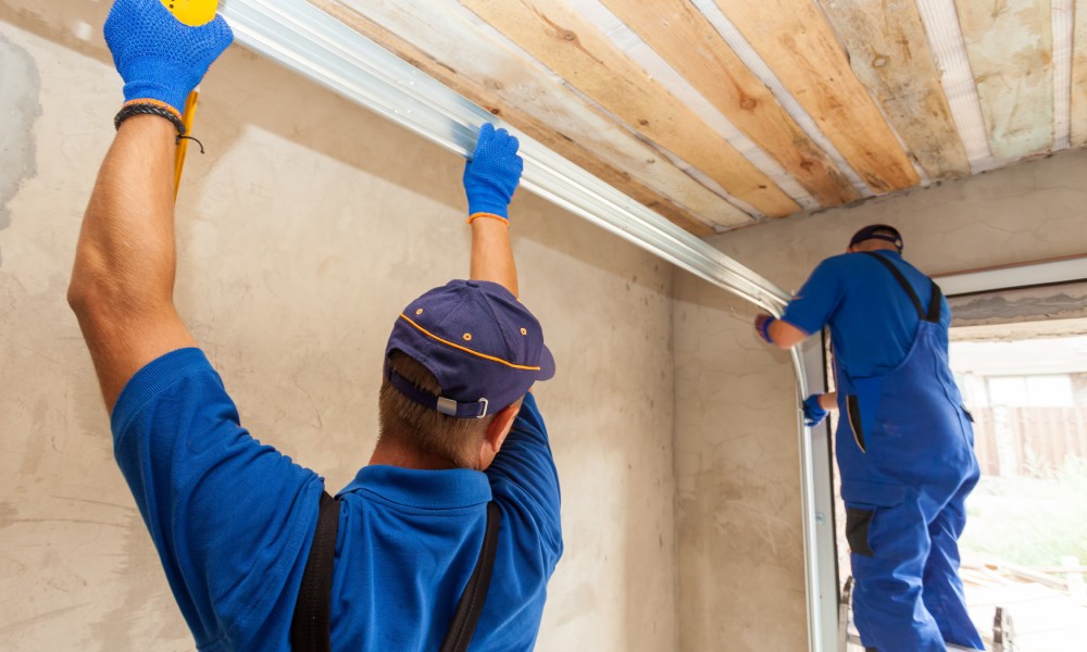 samedaydoor-305765-installinggaragedoor-blogbanner1
